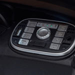 Aston Martin DBX na akumulator dla dzieci Biały + Pilot + EVA + Pasy + Wolny Start + Audio LED - obrazek 6