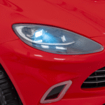 Aston Martin DBX na akumulator dla dzieci Czerwony + Pilot + EVA + Pasy + Wolny Start + Audio LED - obrazek 10