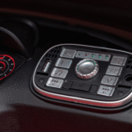 Aston Martin DBX na akumulator dla dzieci Czerwony + Pilot + EVA + Pasy + Wolny Start + Audio LED - obrazek 6